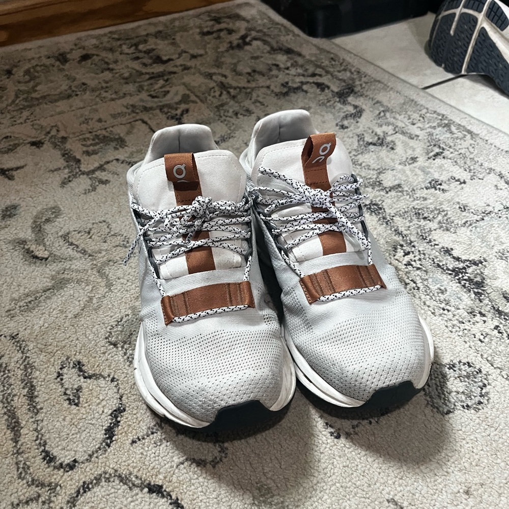 On. Cloud cloudnova running shoes